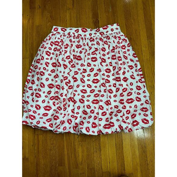Vintage-Inspired White Skirt with Red Lips Print - Available in XS, M, and L - Picture 1 of 6